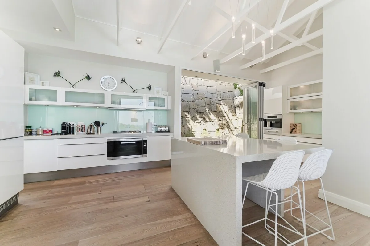 Fully equipped kitchen and breakfast counter